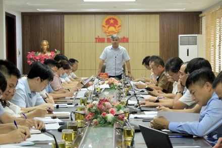 Đồng chí Lò Văn Tiến, Phó Chủ tịch Ủy ban nhân dân tỉnh Điện Biên, phát biểu chỉ đạo tại buổi làm việc.