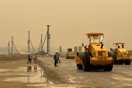 Các nhà thầu đang nỗ lực đẩy nhanh tiến độ thi công hạng mục đường lăn, sân đỗ Cảng Hàng không Điện Biên.