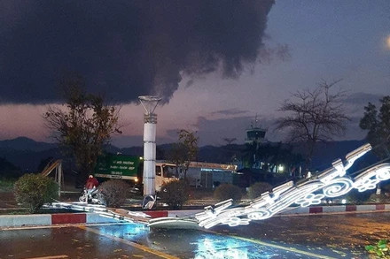 Rất nhiều biển trang trí trong trung tâm thành phố Điện Biên Phủ bị lốc cuốn.