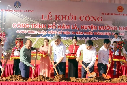 Các đồng chí lãnh đạo Bộ Nông nghiệp và Phát triển nông thôn, Ủy ban nhân dân tỉnh Điện Biên động thổ khởi công công trình xây dựng hồ Nậm Là.