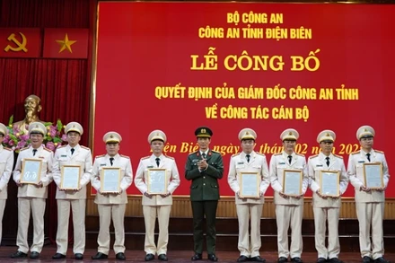 Đại tá Ngô Thanh Bình, Giám đốc Công an tỉnh Điện Biên trao quyết định điều động, bổ nhiệm lãnh đạo cấp phòng đối với 9 đồng chí. 