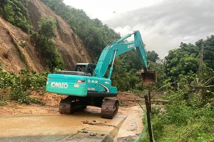 Một trong những điểm sạt lở nghiêm trọng tại Quốc lộ 12 đoạn qua xã Mường Pồn, huyện Điện Biên đang được ngành chức năng huy động máy móc, nhân lực khẩn trương khắc phục.