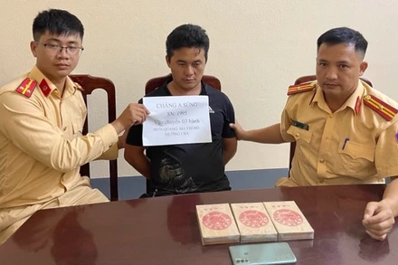 Đối tượng Cháng A Sùng cùng tang vật khi bị lực lượng chức năng bắt giữ. Ảnh: TRANG TRUNG