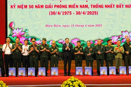 Các đồng chí lãnh đạo tỉnh Điện Biên trao quà tri ân các cựu chiến binh, thanh niên xung phong đã tham gia chiến dịch Điện Biên Phủ.