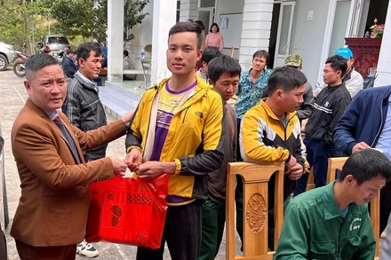 Ông Nguyễn Công Tám, thành viên Hội đồng quản trị, Tổng giám đốc Công ty Cổ phần cao-su Điện Biên trao quà Tết động viên công nhân, người lao động.