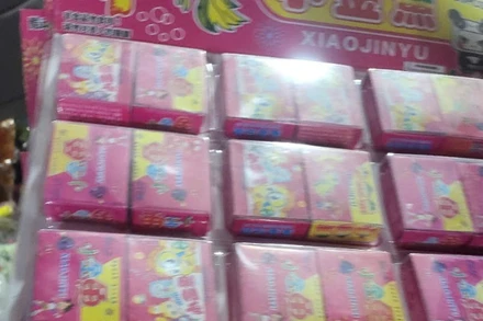 Pháo "củ tỏi nổ" được nguỵ trang như một đồ chơi thông thường bày bán ngang nhiên tại nhiều cổng trường học trên địa bàn các xã thuộc huyện Điện Biên (tỉnh Điện Biên) vừa bị công an phát hiện, thu giữ.