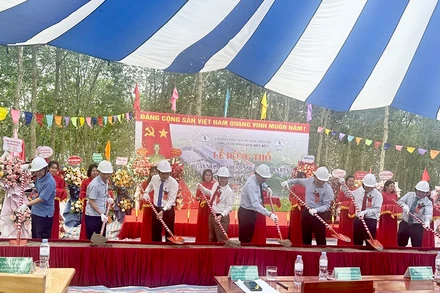 Lãnh đạo Tập đoàn công nghiệp cao-su Việt Nam cùng các đồng chí lãnh đạo tỉnh Điện Biên thực hiện nghi thức động thổ xây dựng nhà máy chế biến mủ cao-su tại Điện Biên.