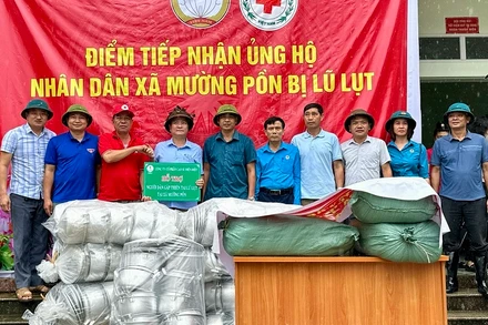 Lãnh đạo Công ty Cổ phần cao su Điện Biên trao lương thực, đồ dùng thiết yếu hỗ trợ người dân bị thiệt hại do lũ quét Mường Pồn.