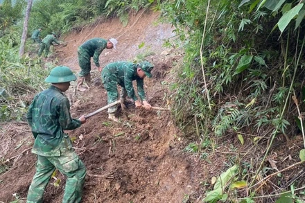 Các lực lượng dùng cuốc, xẻng mở đường vào điểm dân cư Huổi Ké.