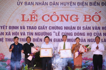 Thừa ủy quyền Bộ Văn hóa, Thể thao và Du lịch, đồng chí Vừ A Bằng, Phó Chủ tịch Ủy ban nhân dân tỉnh Điện Biên trao bằng chứng nhận di sản văn hóa phi vật thể quốc gia cho đại diện các huyện có cộng đồng dân tộc Mông-dòng Mông trắng và cộng đồng dân tộc Lào.