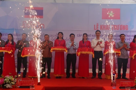 Đại diện lãnh đạo Bộ Ngoại giao hai nước, lãnh đạo hai tỉnh Điện Biên, Phong Sa Ly cắt băng khai trương lối mở Nậm Đích-Huổi Hịa.