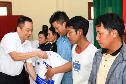 Đồng chí Ngô Thanh Sơn, Chánh văn phòng Thông tấn xã Việt Nam trao quà cho hộ nghèo tại thành phố Điện Biên Phủ. (Ảnh: XUÂN TƯ)