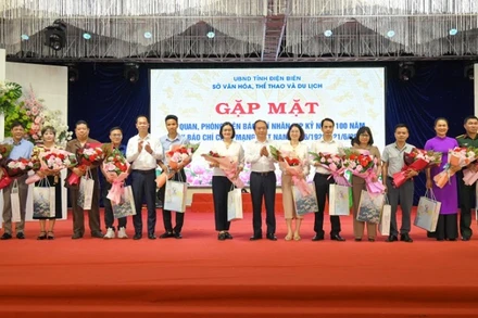 Các đồng chí lãnh đạo Sở Văn hóa, Thể thao và Du lịch Điện Biên tặng quà, tri ân phóng viên các cơ quan báo chí. 