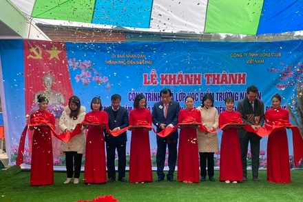 Đại diện lãnh đạo Ủy ban nhân dân thành phố Điện Biên Phủ cùng lãnh đạo Công ty trách nhiệm hữu hạn Lions Club Việt Nam cắt băng khánh thành, đưa điểm trường Nà Pen vào sử dụng.
