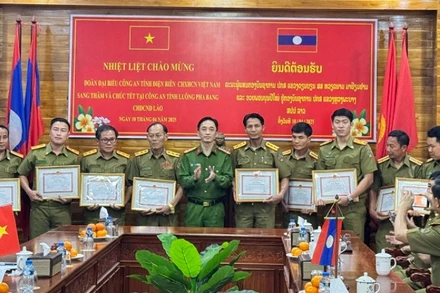 Thượng tá Đỗ Ngọc Minh, Phó Giám đốc Công an tỉnh Điện Biên trao thưởng các tập thể, cá nhân đã tham gia bắt hai đối tượng mua bán ma túy số lượng lớn tại Lào.