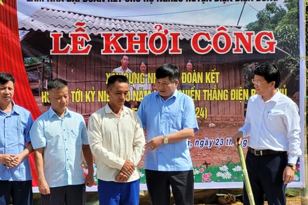 Đồng chí Lê Thành Đô, Chủ tịch Ủy ban nhân dân tỉnh Điện Biên cùng các đồng chí lãnh đạo Huyện ủy Điện Biên Đông trao quà, động viên hộ nghèo xã Pú Nhi cố gắng hoàn thiện nhà ở từ nguồn hỗ trợ trong thời gian nhanh nhất. 