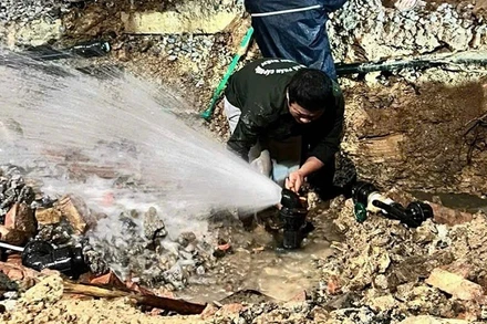 Công nhân Công ty cổ phần cấp nước Điện Biên khắc phục sự cố tại thành phố Điện Biên Phủ.