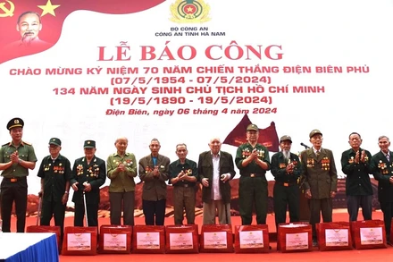 Ban Giám đốc Công an tỉnh Hà Nam trao quà tặng các chiến sĩ Điện Biên.