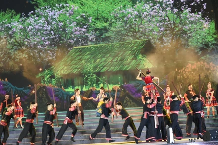 Hát múa Điện Biên mùa xuân.