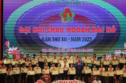 Đồng chí Mùa A Vảng, Chủ tịch Ủy ban Mặt trận Tổ quốc Việt Nam tỉnh Điện Biên cùng anh Đặng Thành Huy, Bí thư Tỉnh đoàn Điện Biên trao thưởng các đội viên xuất sắc.