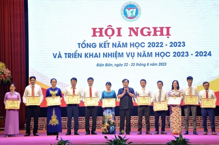 Đồng chí Vừ A Bằng, Phó Chủ tịch Ủy ban nhân dân tỉnh Điện Biên trao Bằng khen Ủy ban nhân dân tỉnh cho các cá nhân có thành tích xuất sắc trong năm học 2022-2023.