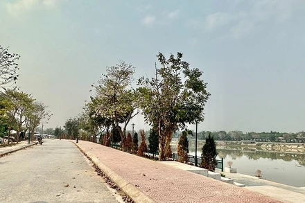 Điểm đầu tuyến đường được lựa chọn đặt tên nữ đảng viên Đảng Cộng sản Pháp Raymonde Dien nằm sát ngay đầu cầu Mường Thanh lịch sử. 