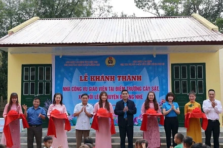 Cắt băng khánh thành nhà công vụ tại điểm trường Cây Sặt. 