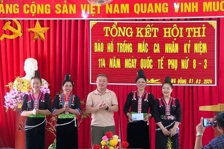 Lãnh đạo xã Rạng Đông, huyện Tuần Giáo trao phần thưởng cho đội thi có thành tích cao trong đào hố trồng cây mắc-ca.