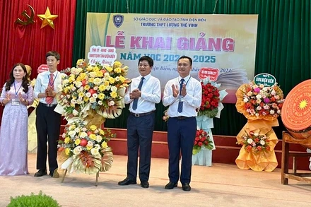 Đồng chí Lê Thành Đô, Chủ tịch Ủy ban nhân dân tỉnh Điện Biên chúc mừng thầy và trò Trường Trung học phổ thông Lương Thế Vinh tiếp tục nỗ lực gặt hái thành công trong công tác dạy và học.