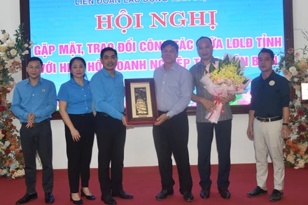 Đồng chí Tẩn Minh Long, Chủ tịch Liên đoàn Lao động tỉnh tặng quà lưu niệm, chúc mừng các doanh nhân, Hiệp hội Doanh nghiệp tỉnh Điện Biên.