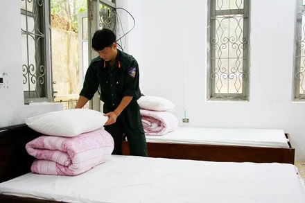 Chiến sĩ Công an tỉnh sắp xếp khu ở miễn phí dành cho người chờ thi sát hạch, cấp giấy phép lái xe.