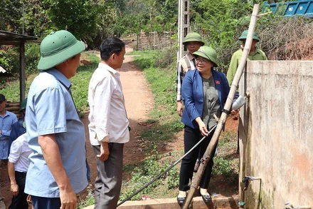 Bà Giàng Thị Hoa, Phó Chủ tịch Hội đồng nhân dân tỉnh Điện Biên, đánh giá cao hiệu quả sử dụng công trình cấp nước sinh hoạt tại bản Huổi Sâu, xã Pa Tần, huyện Nậm Pồ.