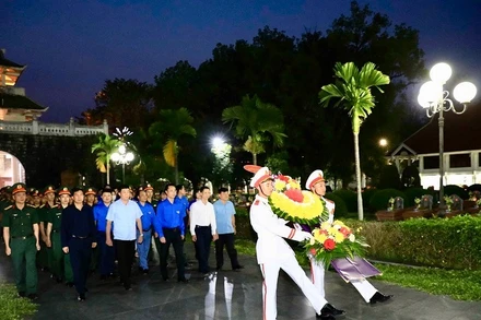 Đoàn viên thanh niên Điện Biên viếng Anh hùng liệt sĩ tại Nghĩa trang liệt sĩ A1.