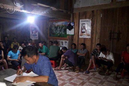 Cán bộ y tế tỉnh Điện Biên rà soát các trường hợp tiếp xúc gần người bệnh tại xã Xá Nhè, huyện Tủa Chùa.