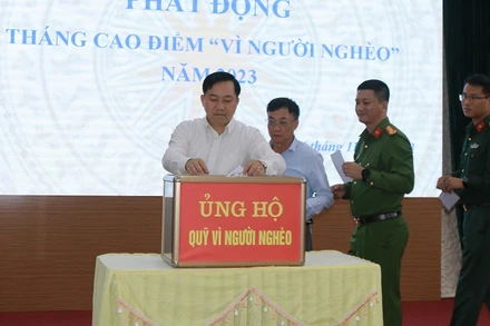 Cán bộ, chiến sĩ các lực lượng vũ trang huyện Mường Ảng, tỉnh Điện Biên ủng hộ Quỹ Vì người nghèo huyện, hỗ trợ nguồn lực giúp hộ nghèo làm nhà.