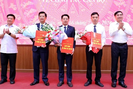 Đồng chí Trần Quốc Cường, (đầu tiên bên phải) Ủy viên Trung ương Đảng, Bí thư Tỉnh ủy Điện Biên cùng đồng chí Lò Văn Phương (đầu tiên bên trái), Chủ tịch Hội đồng nhân dân tỉnh Điện Biên trao quyết định bổ nhiệm, điều động cho các đồng chí: Nguyễn Ngọc Thể, Ngôn Ngọc Khuê, Bùi XuânTrường.