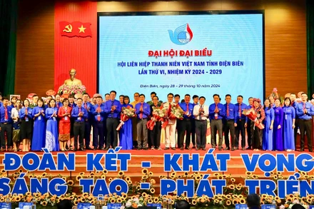 Đồng chí Lò Văn Phương, Chủ tịch Hội đồng nhân dân tỉnh Điện Biên chúc mừng các đồng chí được tín nhiệm bầu tham gia Ban Chấp hành Hội Liên hiệp Thanh niên tỉnh Điện Biên khoá 6.