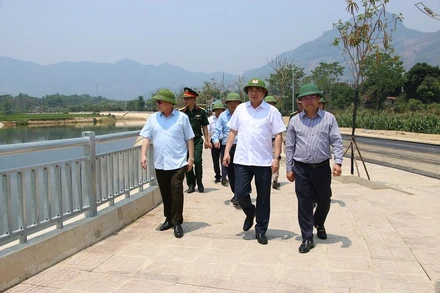 Đồng chí Trần Quốc Cường, Bí thư Tỉnh ủy Điện Biên cùng các đồng chí lãnh đạo Huyện ủy Mường Ảng kiểm tra một số khu vực quanh điểm được bố trí đón các đoàn công tác, lực lượng diễu binh diễu hành dừng nghỉ tại Mường Ảng.