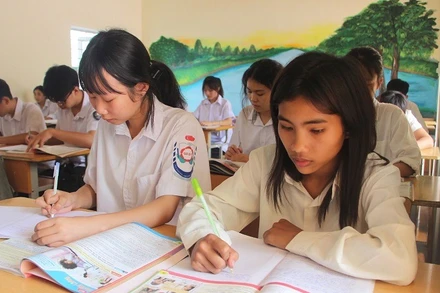 Học sinh Trường trung học cơ sở Thanh Nưa miệt mài ôn luyện để sẵn sàng tham dự kỳ thi vào lớp 10 năm học 2025-2026. (Ảnh: BÍCH HẠNH)