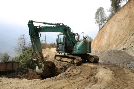 Nhà thầu tập trung máy móc, nhân lực thực hiện dự án cải tạo, nâng cấp tuyến đường 112 (đoạn xã Làng Chếu-Xím Vàng, huyện Bắc Yên), tỉnh Sơn La.