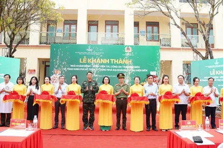 Đại diện lãnh đạo Công an tỉnh Điện Biên và các đơn vị tài trợ cắt băng khánh thành, đưa công trình nhà khám, chữa bệnh Bệnh viện 7/5 vào sử dụng.