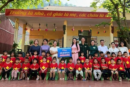 Cán bộ, chiến sĩ Đồn Biên phòng Na Cô Sa cùng lãnh đạo Hội Liên hiệp phụ nữ Thái Nguyên trao quà tặng các cháu học sinh mầm non tại xã Na Cô Sa.