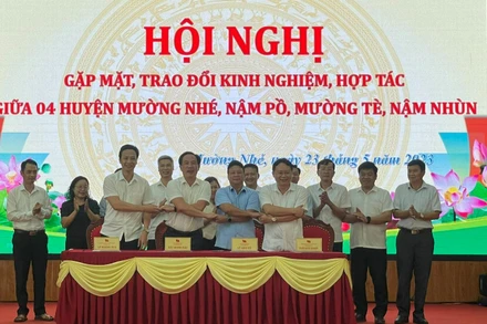 Đại diện lãnh đạo bốn huyện trao biên bản hợp tác trao đổi kinh nghiệm, hỗ trợ phát triển.