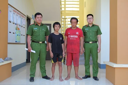 Hai đối tượng Hòa và Hùng tại trụ sở Công an xã Thanh Luông.