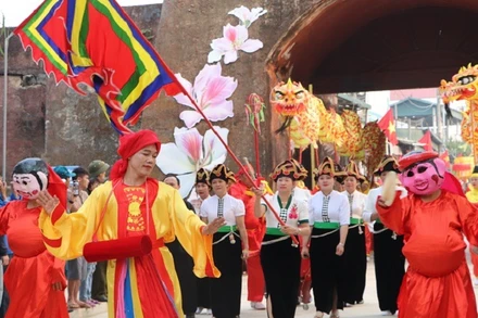 Nhân dân các dân tộc huyện Điện Biên thực hiện nghi thức rước lễ vật trong chương trình khai hội Đền Hoàng Công Chất.