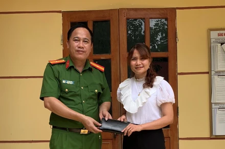 Ngay khi hoàn thiện thủ tục xác minh, Cán bộ Công an xã Núa Ngam trao trả tài sản cho công dân.