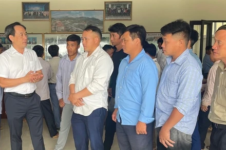 Đồng chí Bùi Minh Hải (đầu tiên bên trái), Bí thư Huyện ủy Mường Nhé trao đổi với các trưởng bản, bí thư chi bộ các bản, khu dân cư về dự hội nghị.