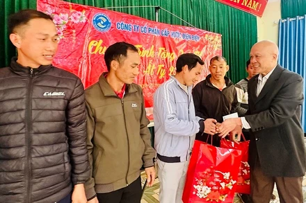 Ông Đinh Quốc Lộc, Phó Giám đốc Công ty cổ phần Cấp nước Điện Biên trao quà Tết tặng các gia đình nghèo ở xã Nậm Tin.