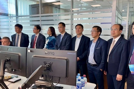 Đồng chí Lê Thành Đô, Chủ tịch Ủy ban nhân dân tỉnh và Đoàn công tác tham quan tại Trung tâm Giám sát và Bảo an thành phố Saint Petersburg. (Ảnh: HẢI HÀ)