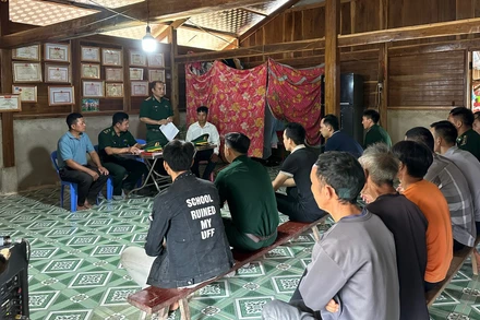 Cán bộ, chiến sĩ bộ đội biên phòng cùng cán bộ xã Nậm Kè (huyện Mường Nhé, tỉnh Điện Biên) tuyên truyền, vận động nhân dân bản Huổi Khon 2 tích cực hưởng ứng phong trào thi đua phát triển kinh tế, xây dựng nông thôn mới... 